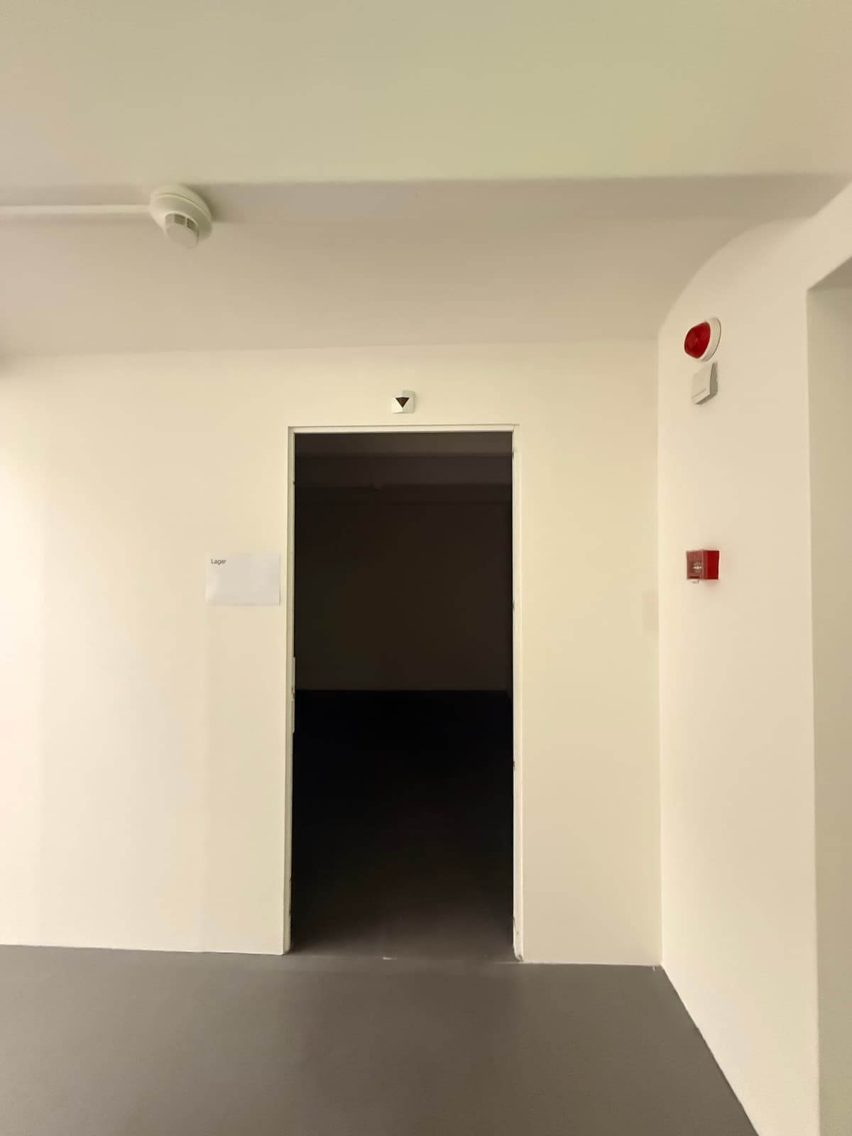 Studioraum mit weissen Wänden